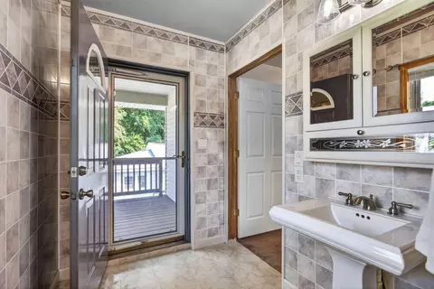 Bath - 232 Bender St, Jackson, MI 49202 photo 6 of 6