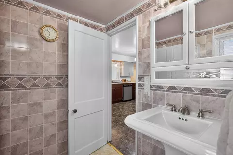 Bath - 232 Bender St, Jackson, MI 49202 photo 3 of 6