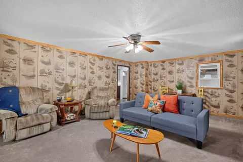 Living - 232 Bender St, Jackson, MI 49202 photo 3 of 4