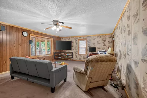 Living - 232 Bender St, Jackson, MI 49202 photo 4 of 4