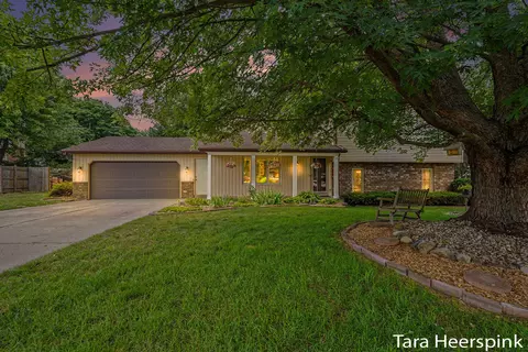 2078 Fernwood Dr, Jenison, MI 49428