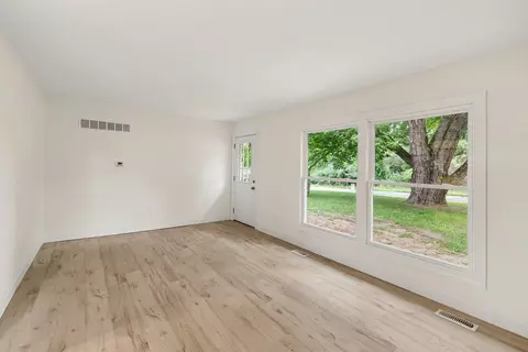 6627 S Jackson Rd, Jackson, MI 49201 photo 6