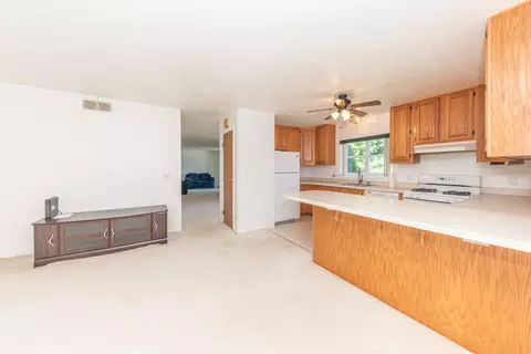 Living - 8002 Willow Rd, Milan, MI 48160 photo 8 of 10