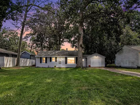 384 N 6th Ave, Fruitport, MI 49415