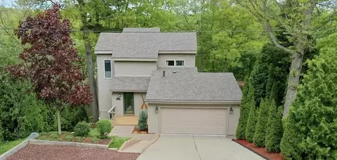 576 Fernhurst Ct, Lake Orion, MI 48362