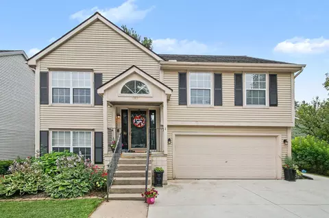 393 Princeton Dr, South Lyon, MI 48178
