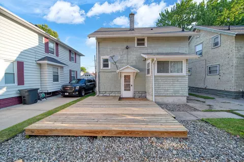 Exterior - 727 Union St, Jackson, MI 49203 photo 3 of 4