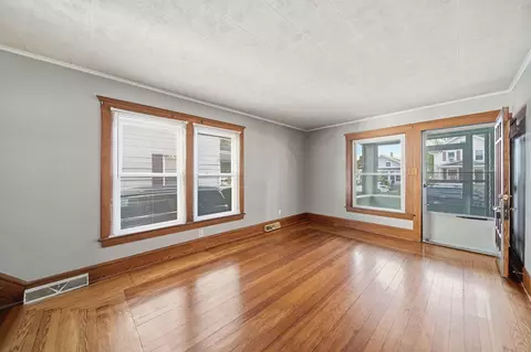 Living - 727 Union St, Jackson, MI 49203 photo 1 of 2