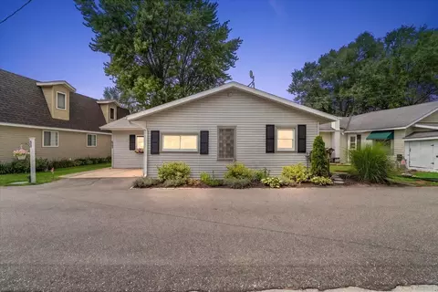 6731 Campau Lake Dr SE, Alto, MI 49302