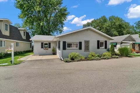 6731 Campau Lake Dr SE, Alto, MI 49302