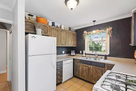 Kitchen - 1100 S Webster St, Jackson, MI 49203 photo 2 of 5
