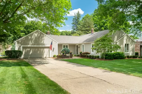 6479 Ridgemont Dr SE, Grand Rapids, MI 49546
