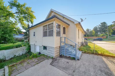 Exterior - 622 Kennedy St, Jackson, MI 49202 photo 5 of 9