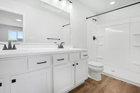 Bath - 1663 Aspen Trl, Otsego, MI 49078 photo 2 of 6