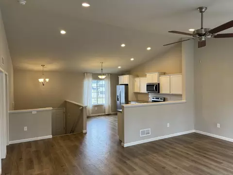 Living - 516 Macdonough St, Jackson, MI 49201 photo 2 of 4