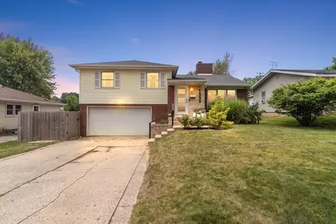 1555 Carlton Ave NE, Grand Rapids, MI 49505