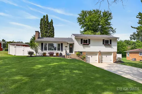 2165 Apple Ave NW, Grand Rapids, MI 49504