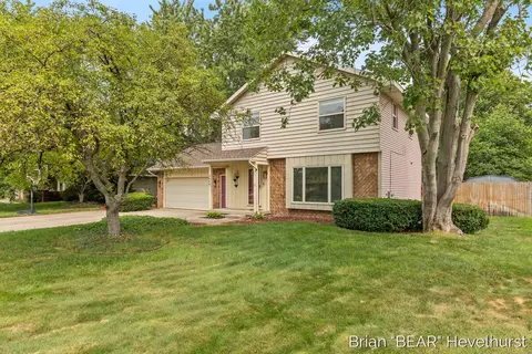 7520 Windgate Dr, Jenison, MI 49428