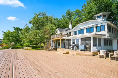 64 Lakeview St, Saugatuck, MI 49453