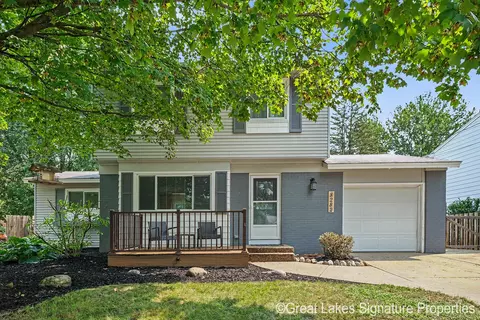8282 Courtland Dr NE, Rockford, MI 49341