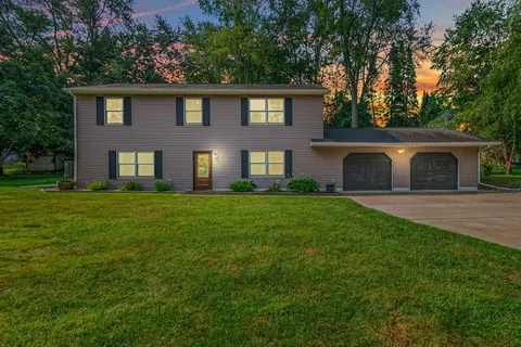 16 Goodrich Ave, Hillsdale, MI 49242