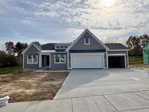 8332 Kettle Oak Dr SE, Alto, MI 49302