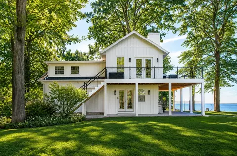 1722 Lake Michigan Dr, Fennville, MI 49408