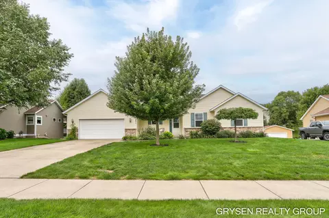 7483 Medinah Dr, Hudsonville, MI 49426