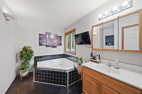 Bath - 2777 Blackman Rd, Jackson, MI 49201 photo 3 of 4