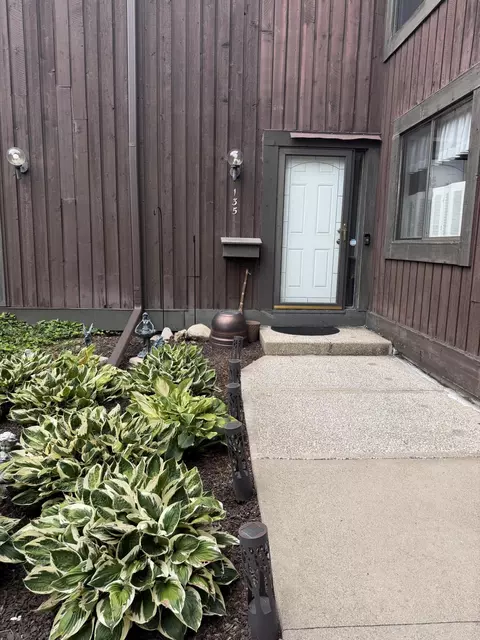 135 Balmoral Ct, Kalamazoo, MI 49006