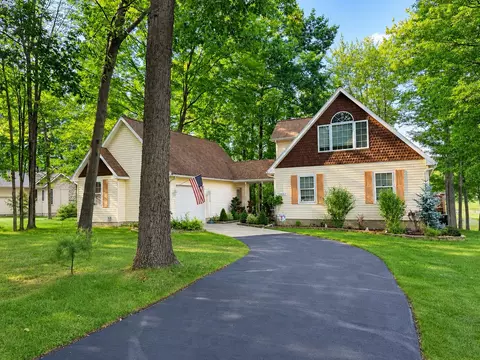 9592 Fawn Lake Dr, Canadian Lakes, MI 49346