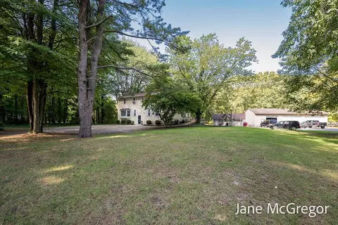 13727 Cleveland St, Nunica, MI 49448