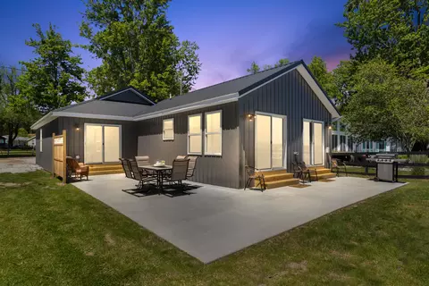2751 Russell Dr, Wayland, MI 49348