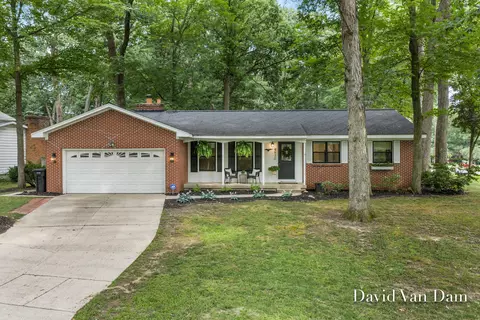 4930 Poinsettia Ave SE, Kentwood, MI 49508