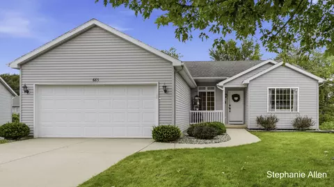 663 Ridgefield Dr, Coopersville, MI 49404