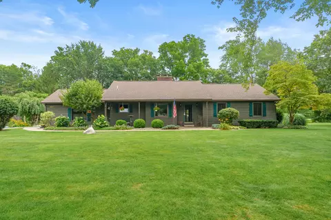 43501 Duane Ln, Paw Paw, MI 49079