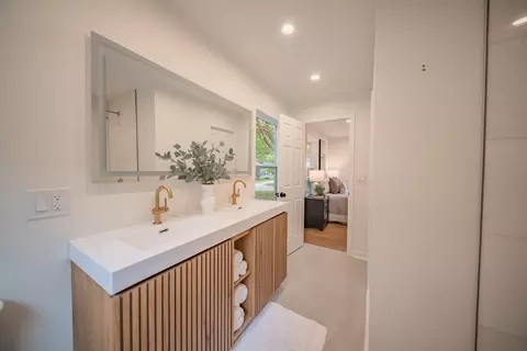 Bath - 1109 Birk Ave, Ann Arbor, MI 48103 photo 3 of 6