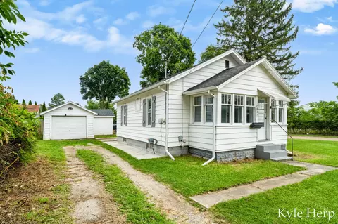 837 E Marshall St, Hastings, MI 49058