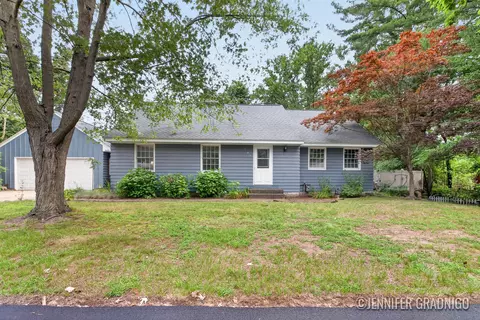 943 Grandridge Ct, Holland, MI 49423