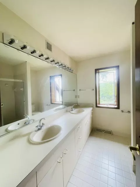 Bath - 4635 S Jackson Rd, Jackson, MI 49201 photo 2 of 3