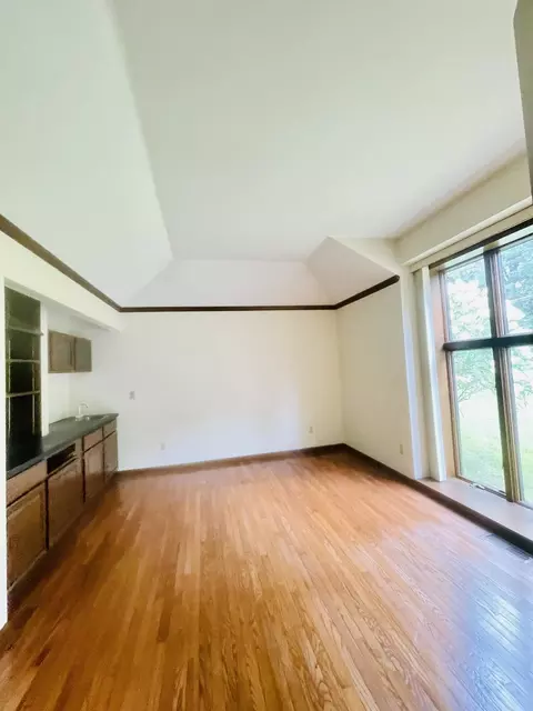 Living - 4635 S Jackson Rd, Jackson, MI 49201 photo 2 of 5