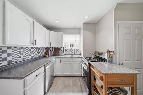 Kitchen - 227 N Bowen St, Jackson, MI 49202 photo 3 of 4