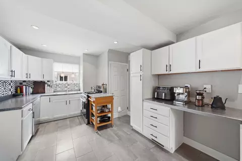 Kitchen - 227 N Bowen St, Jackson, MI 49202 photo 2 of 4