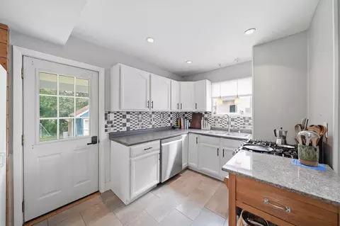 Kitchen - 227 N Bowen St, Jackson, MI 49202 photo 4 of 4