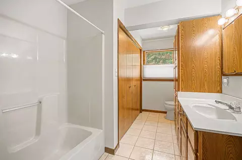 Bath - 2511 Reynolds Rd, Jackson, MI 49201 photo 4 of 4