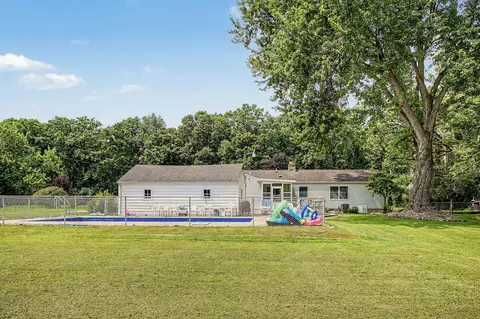 Exterior - 2511 Reynolds Rd, Jackson, MI 49201 photo 7 of 16