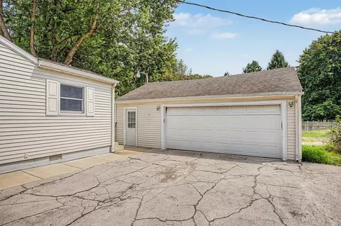 Exterior - 2511 Reynolds Rd, Jackson, MI 49201 photo 4 of 16