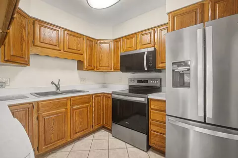 Kitchen - 2511 Reynolds Rd, Jackson, MI 49201 photo 2 of 4