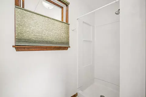 Bath - 2511 Reynolds Rd, Jackson, MI 49201 photo 2 of 4