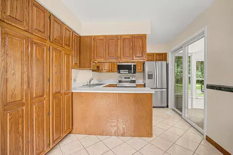 Kitchen - 2511 Reynolds Rd, Jackson, MI 49201 photo 1 of 4